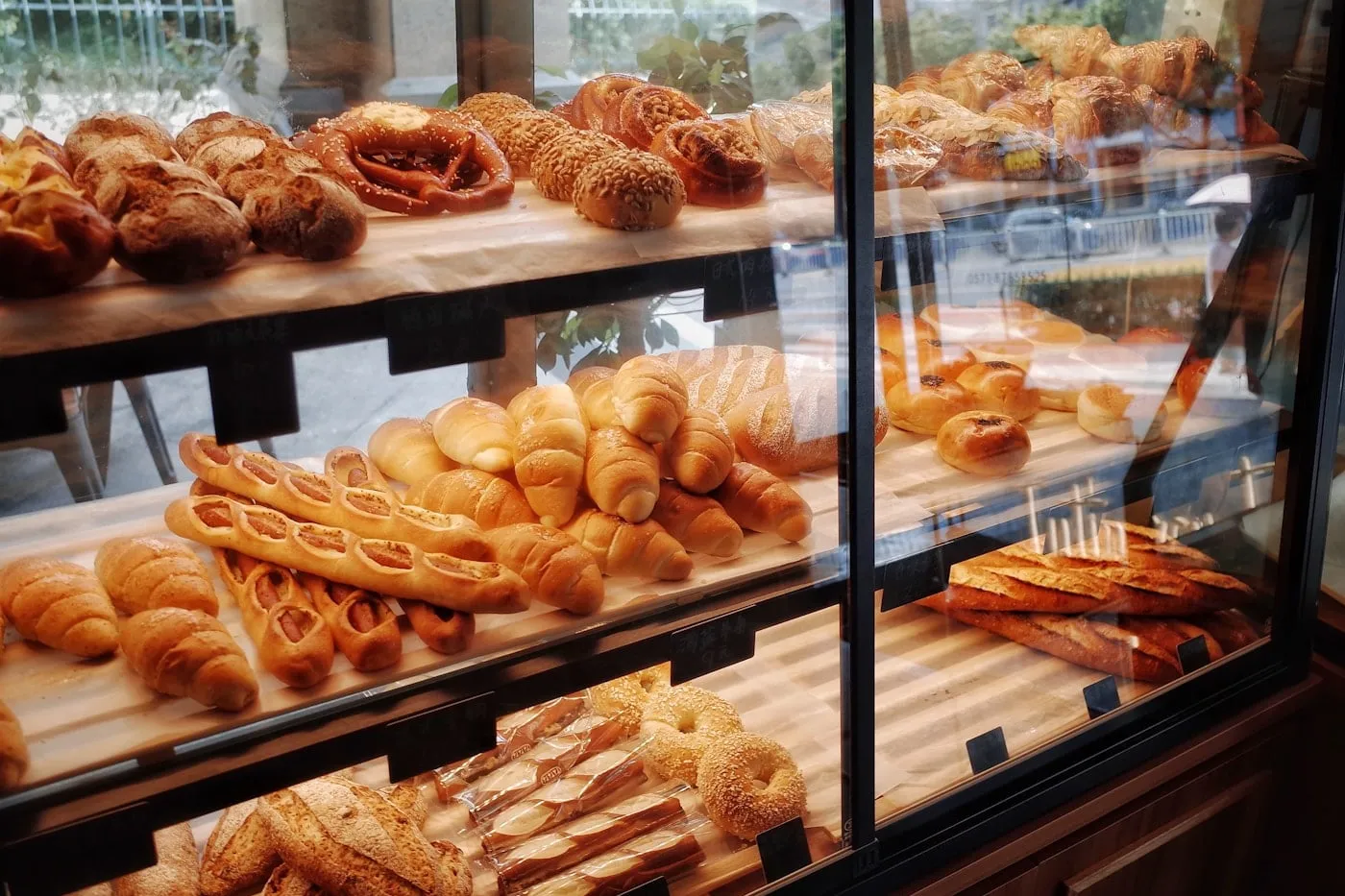 Vitrina de una repostería con pan recién hecho