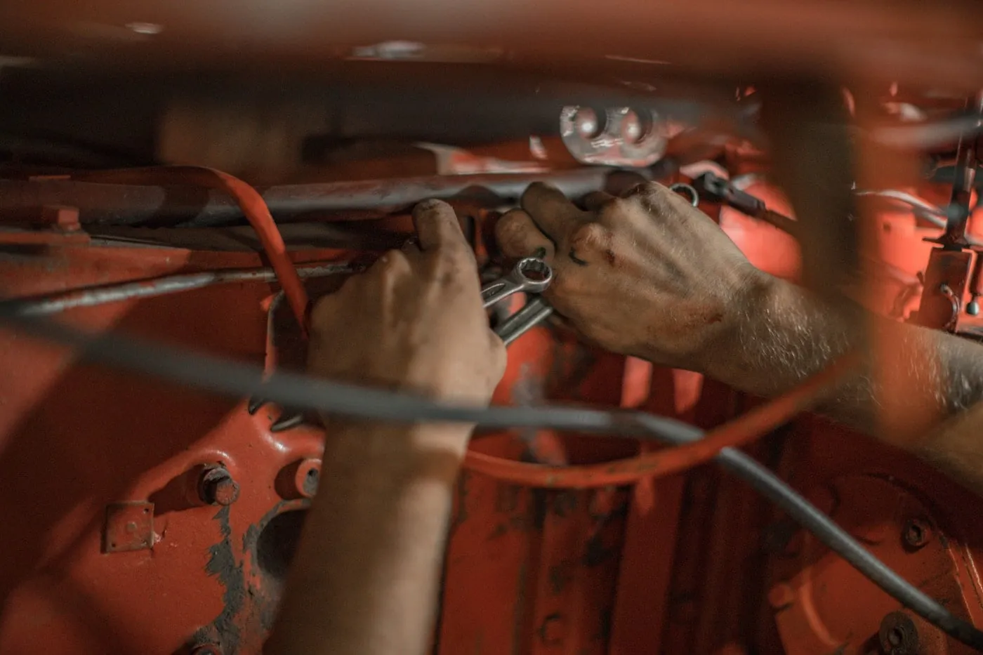 Mecánico trabajando en el motor de un auto